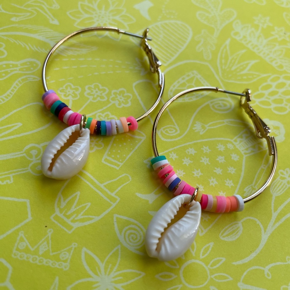 Y2K sea shell gold hoop earring